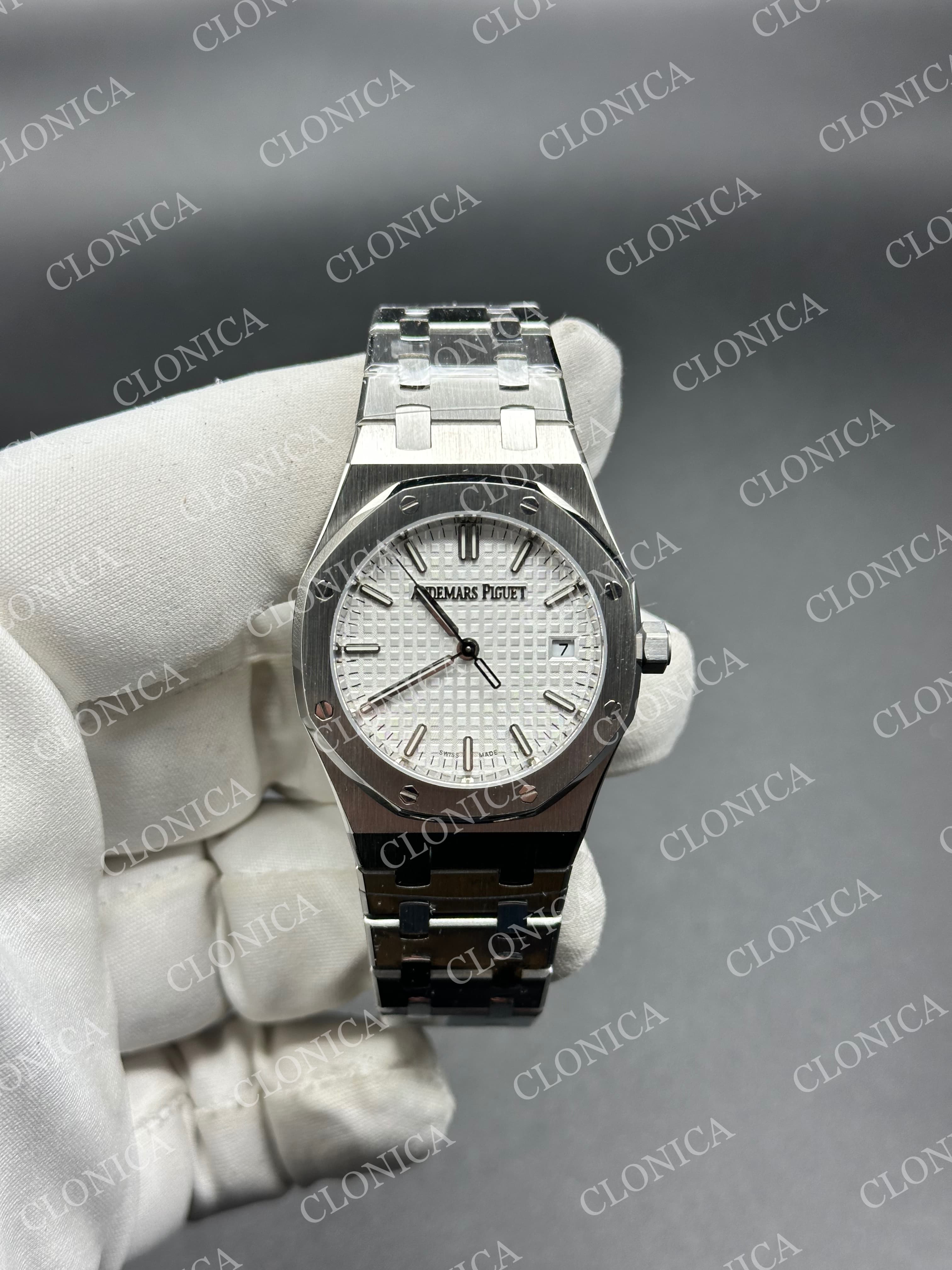 AUDEMARS PIGUET 34 mm SS AUTOMATIC WHITE TEXTURED DIAL ON SS BRACELET — view 1