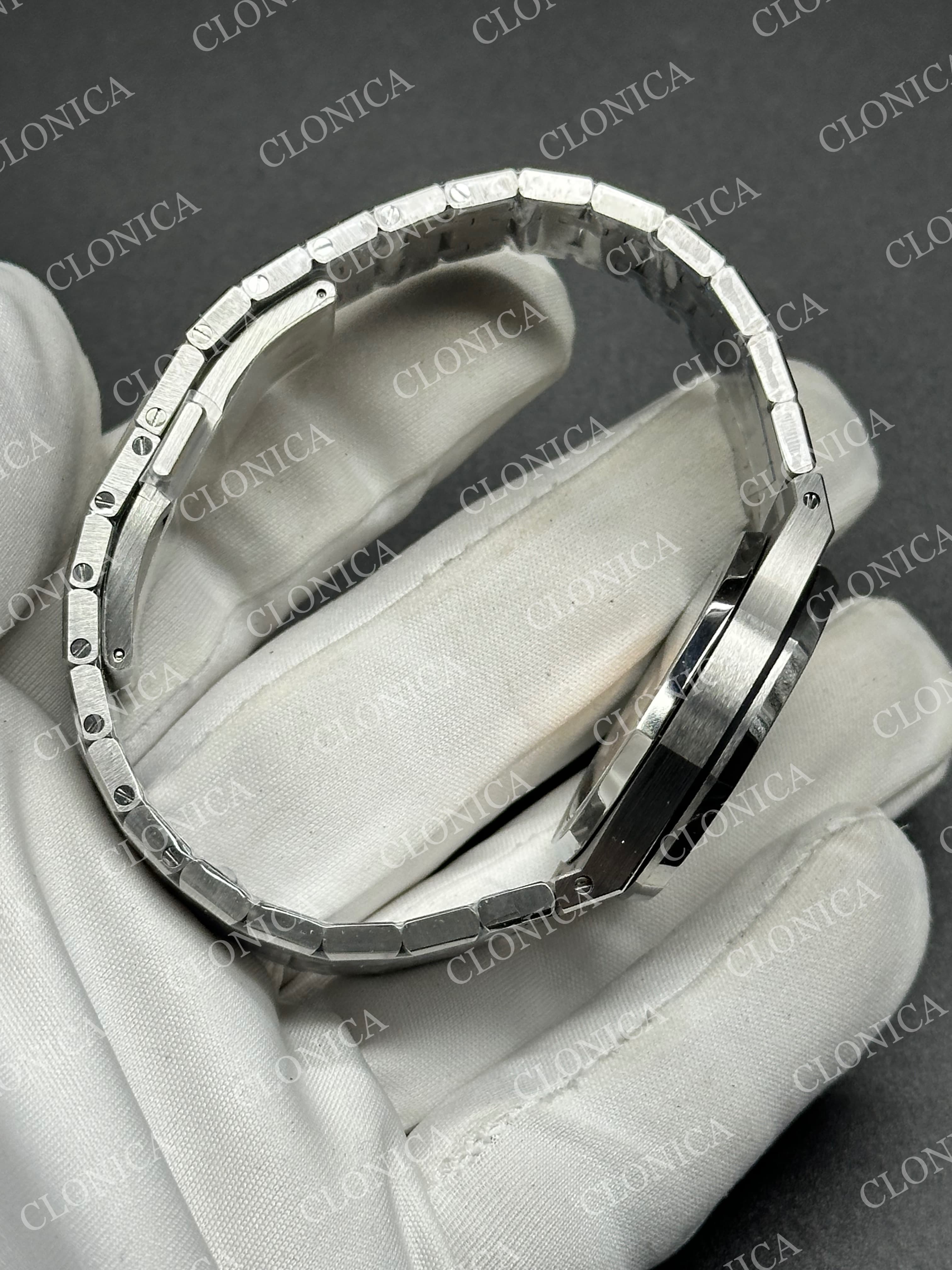 AUDEMARS PIGUET 34 mm SS AUTOMATIC WHITE TEXTURED DIAL ON SS BRACELET — view 8