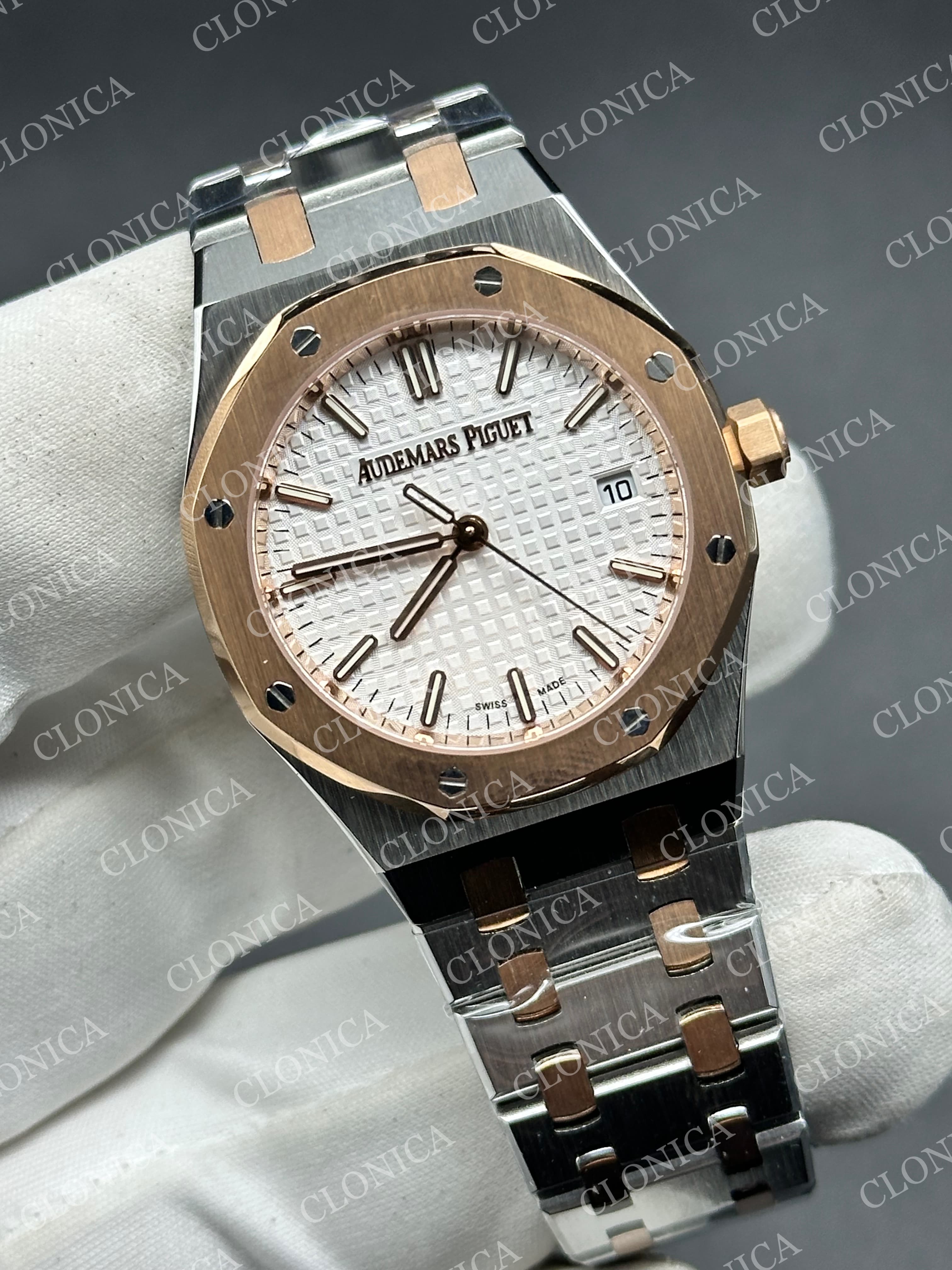 AUDEMARS PIGUET 34 mm RG/SS AUTOMATIC WHITE TEXTURED DIAL ON SS BRACELET — view 2