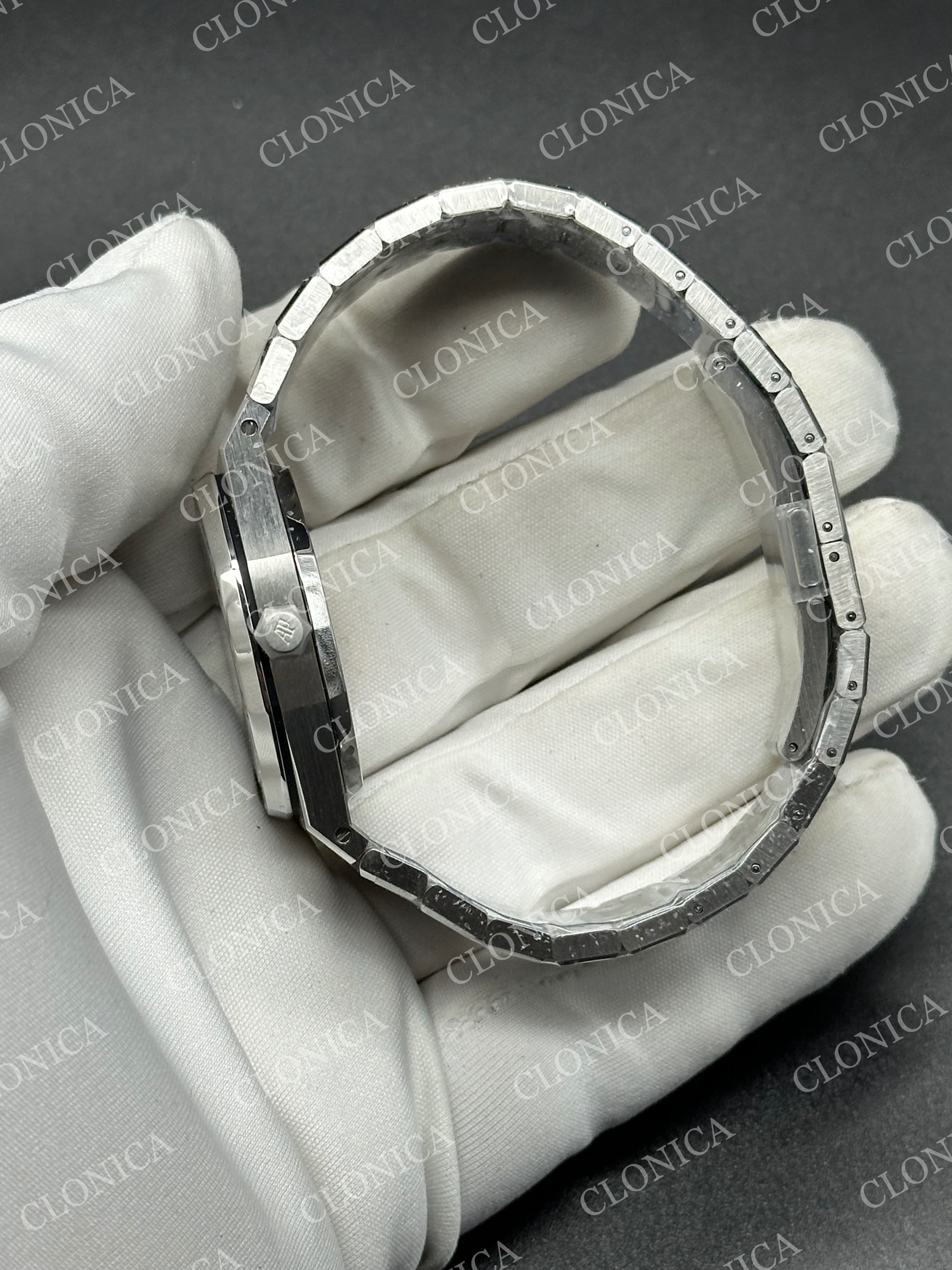 AUDEMARS PIGUET 34 mm SS AUTOMATIC OMBRE BLUE TEXTURED DIAL DIAMOND BEZEL ON SS BRACELET — view 4