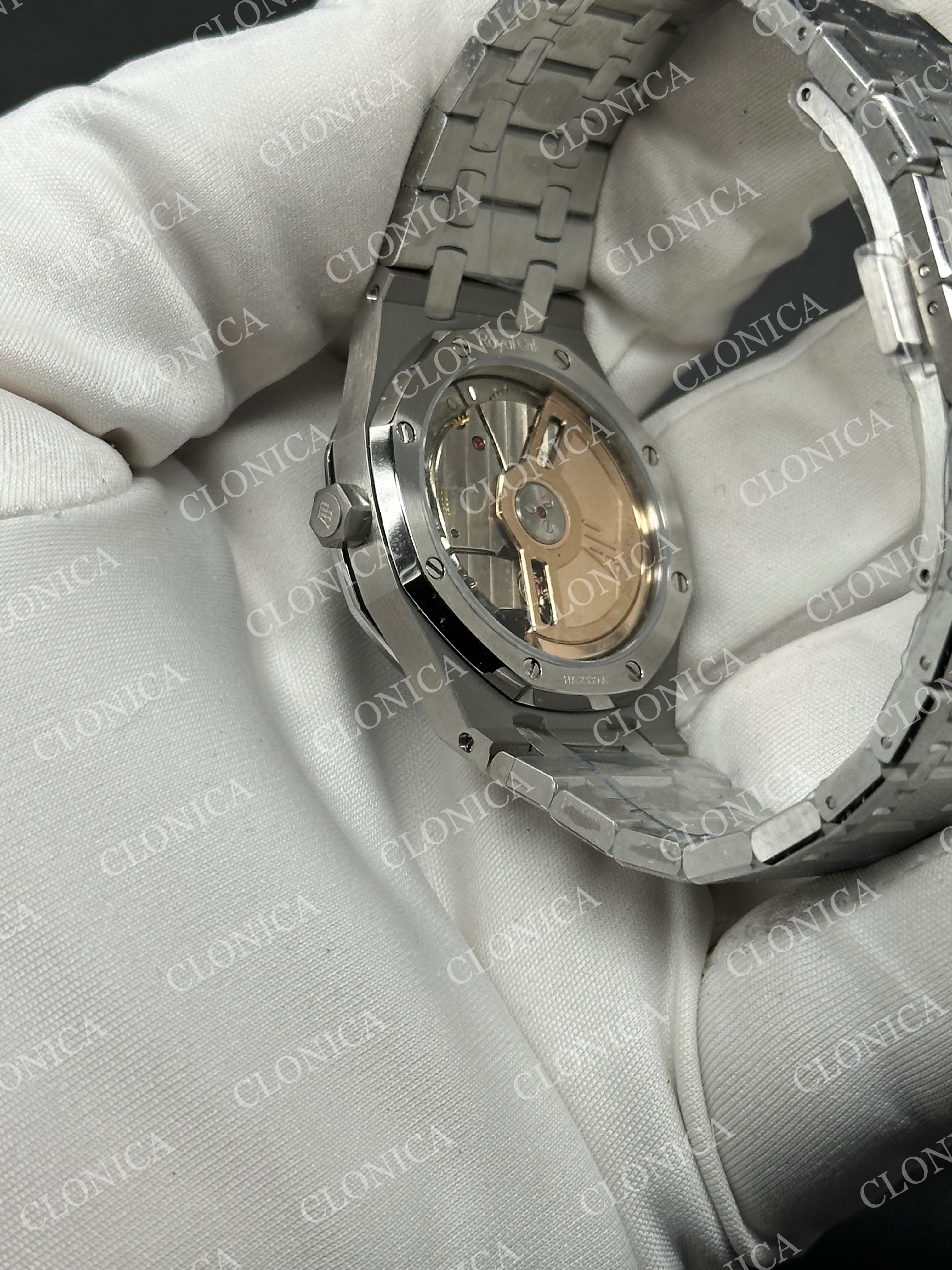 AUDEMARS PIGUET 34 mm SS AUTOMATIC OMBRE BLUE TEXTURED DIAL DIAMOND BEZEL ON SS BRACELET — view 5