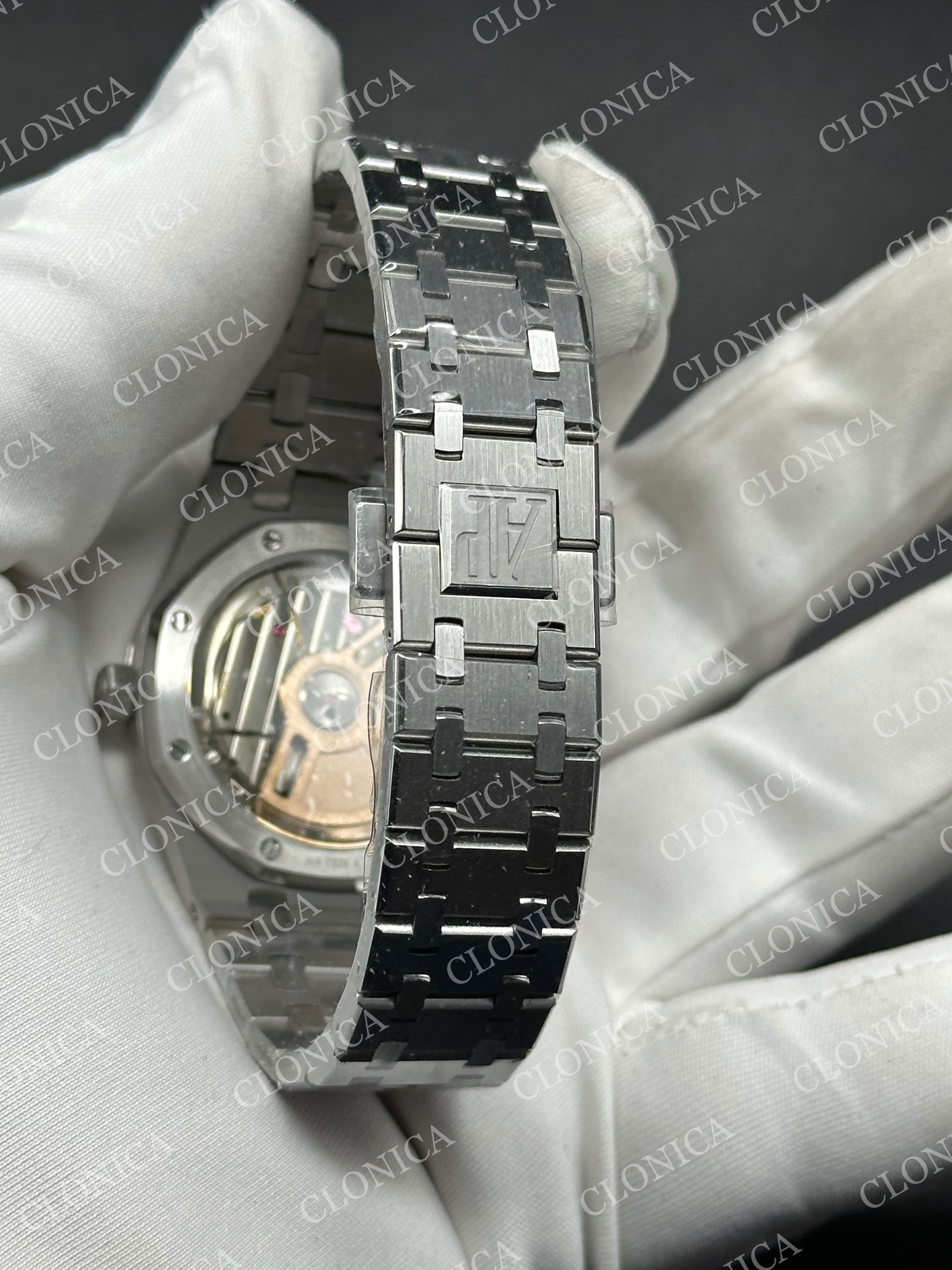 AUDEMARS PIGUET 34 mm SS AUTOMATIC OMBRE BLUE TEXTURED DIAL DIAMOND BEZEL ON SS BRACELET — view 6
