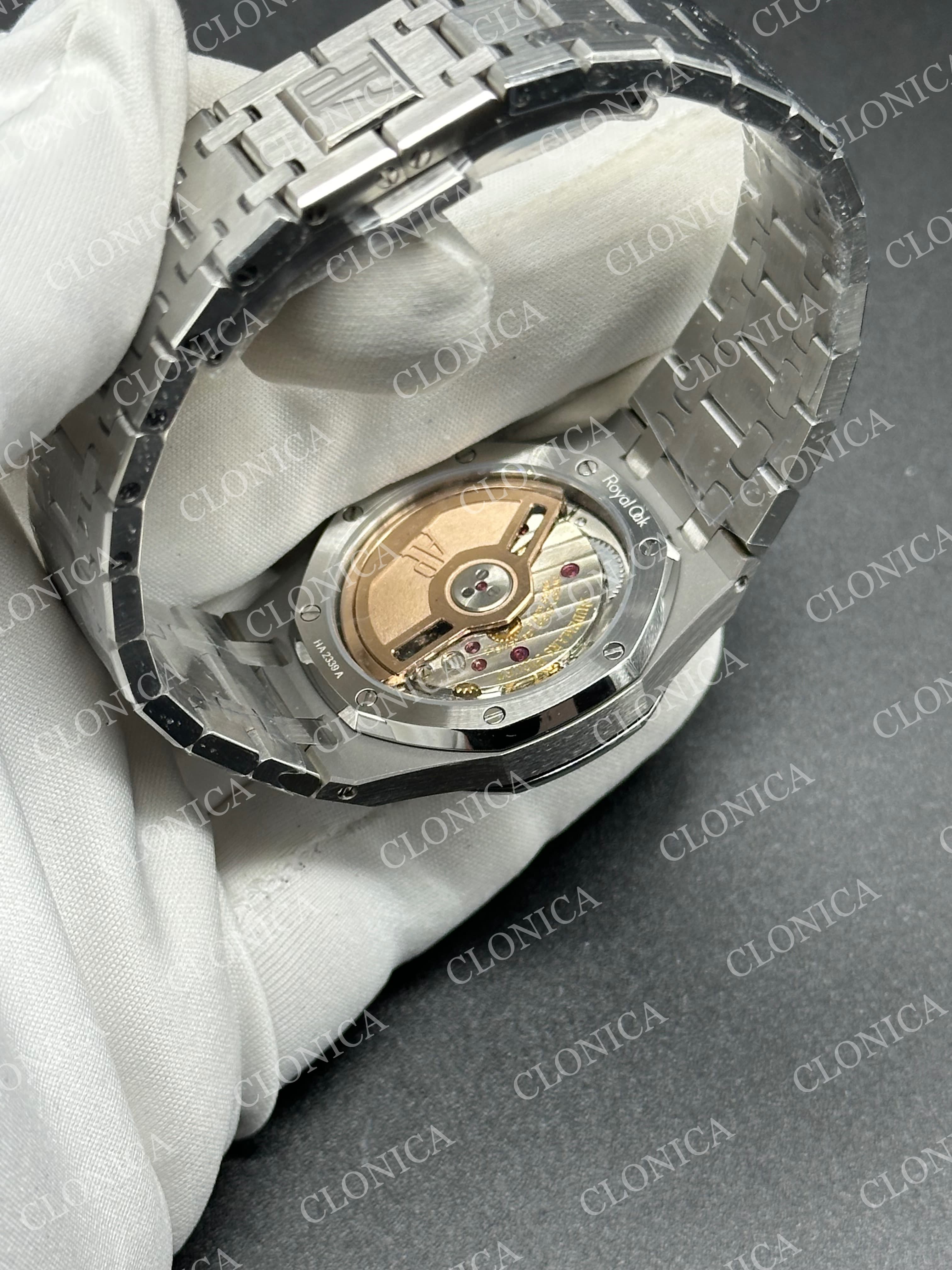 AUDEMARS PIGUET 34 mm SS AUTOMATIC OMBRE BLUE TEXTURED DIAL DIAMOND BEZEL ON SS BRACELET — view 7
