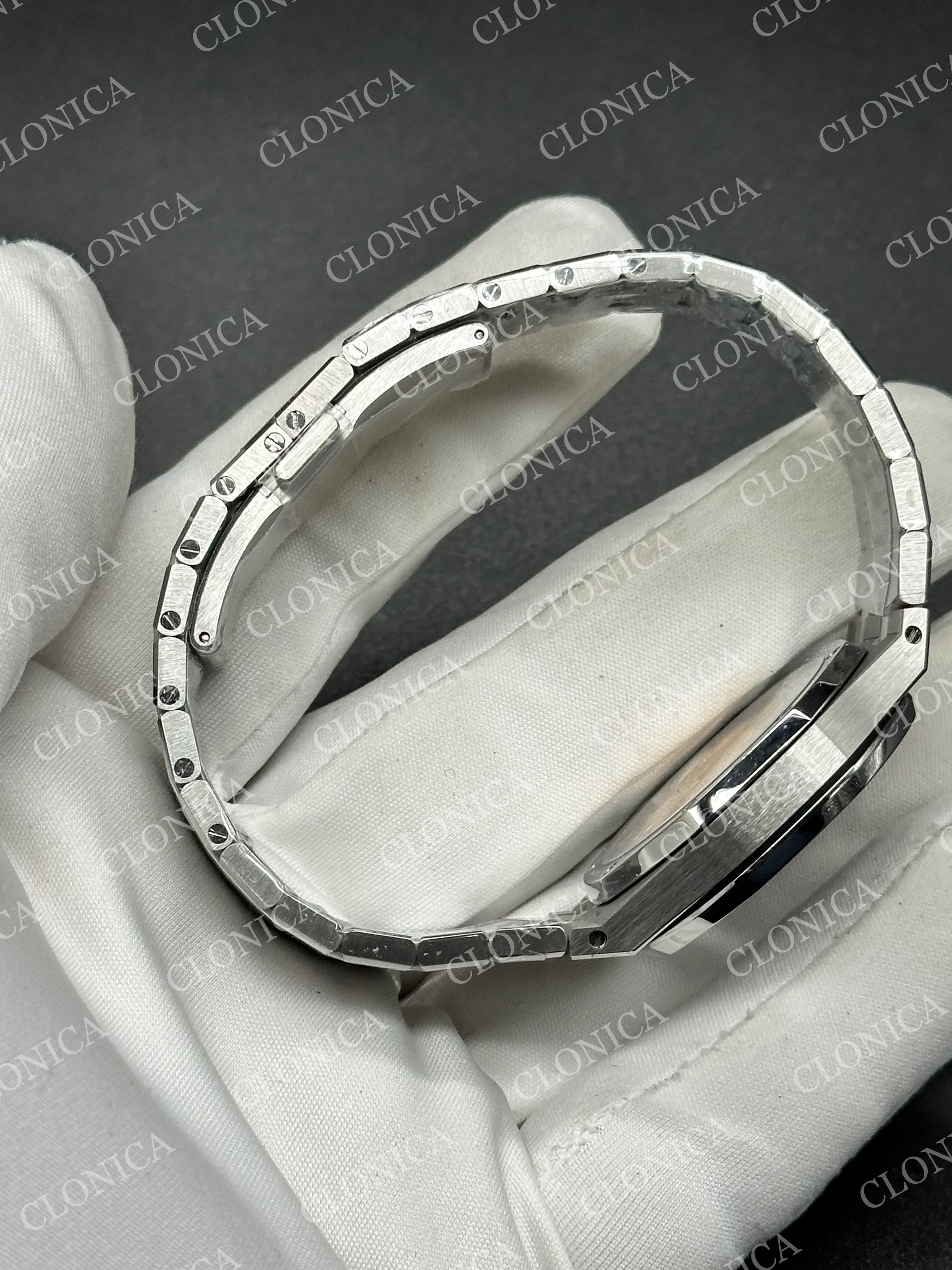 AUDEMARS PIGUET 34 mm SS AUTOMATIC OMBRE BLUE TEXTURED DIAL DIAMOND BEZEL ON SS BRACELET — view 8