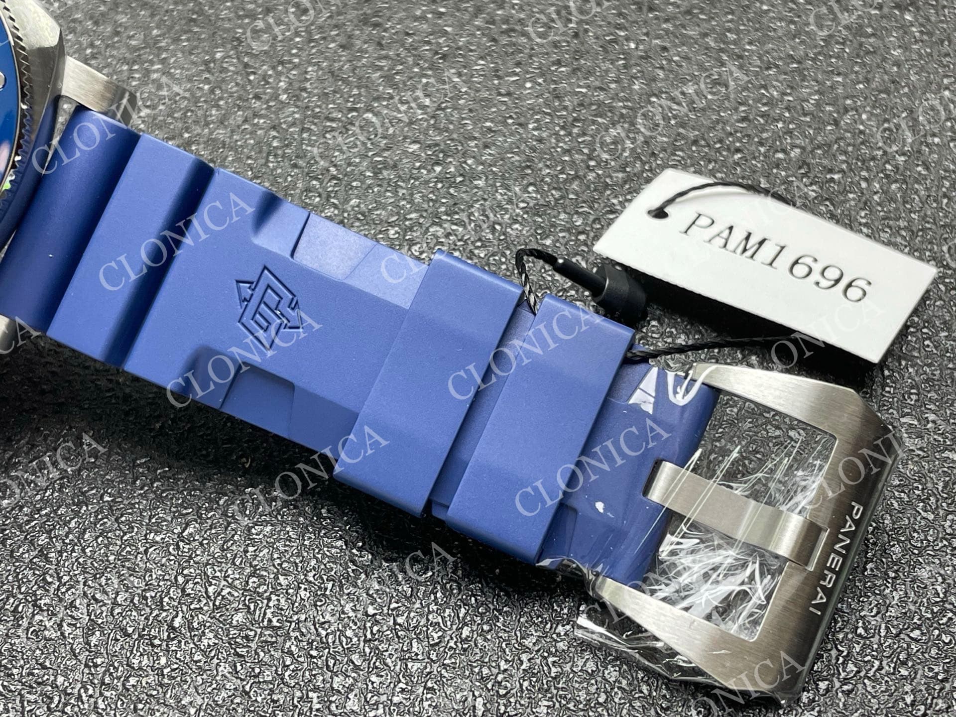 PAM1696 44MM SUBMERSIBLE WHITE DIAL ON BLUE RUBBER STRAP P.900 SUPER CLONE — view 5