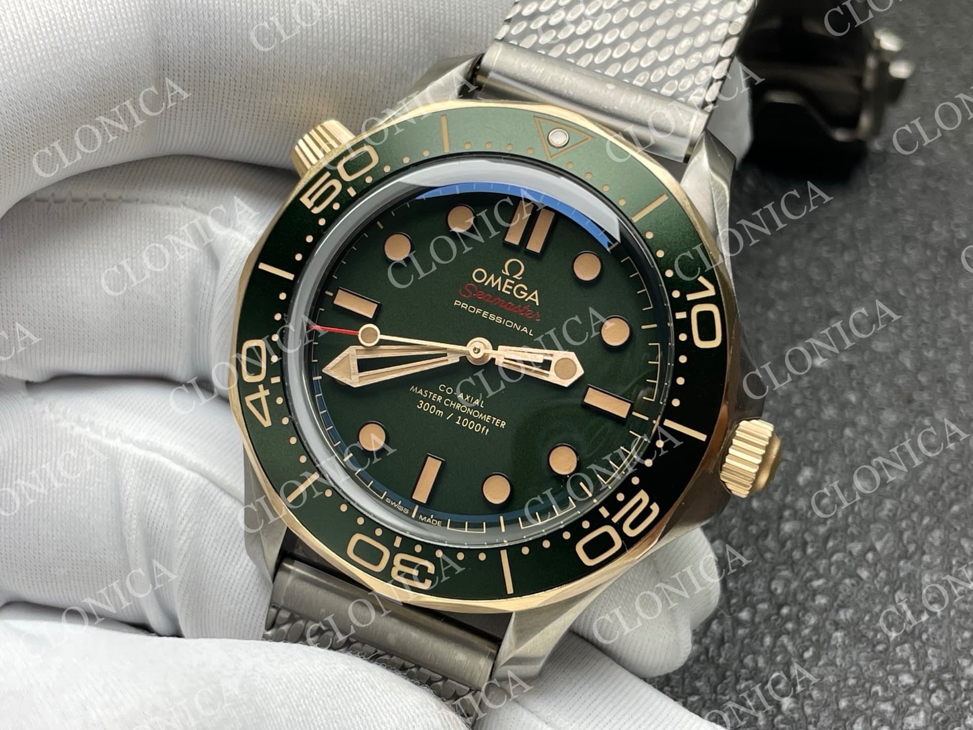 SEAMASTER 300M DIVER TITANIUM/BRONZE GOLD 1:1 GREEN DIAL ON TITANIUM MESH BRACELET — view 4