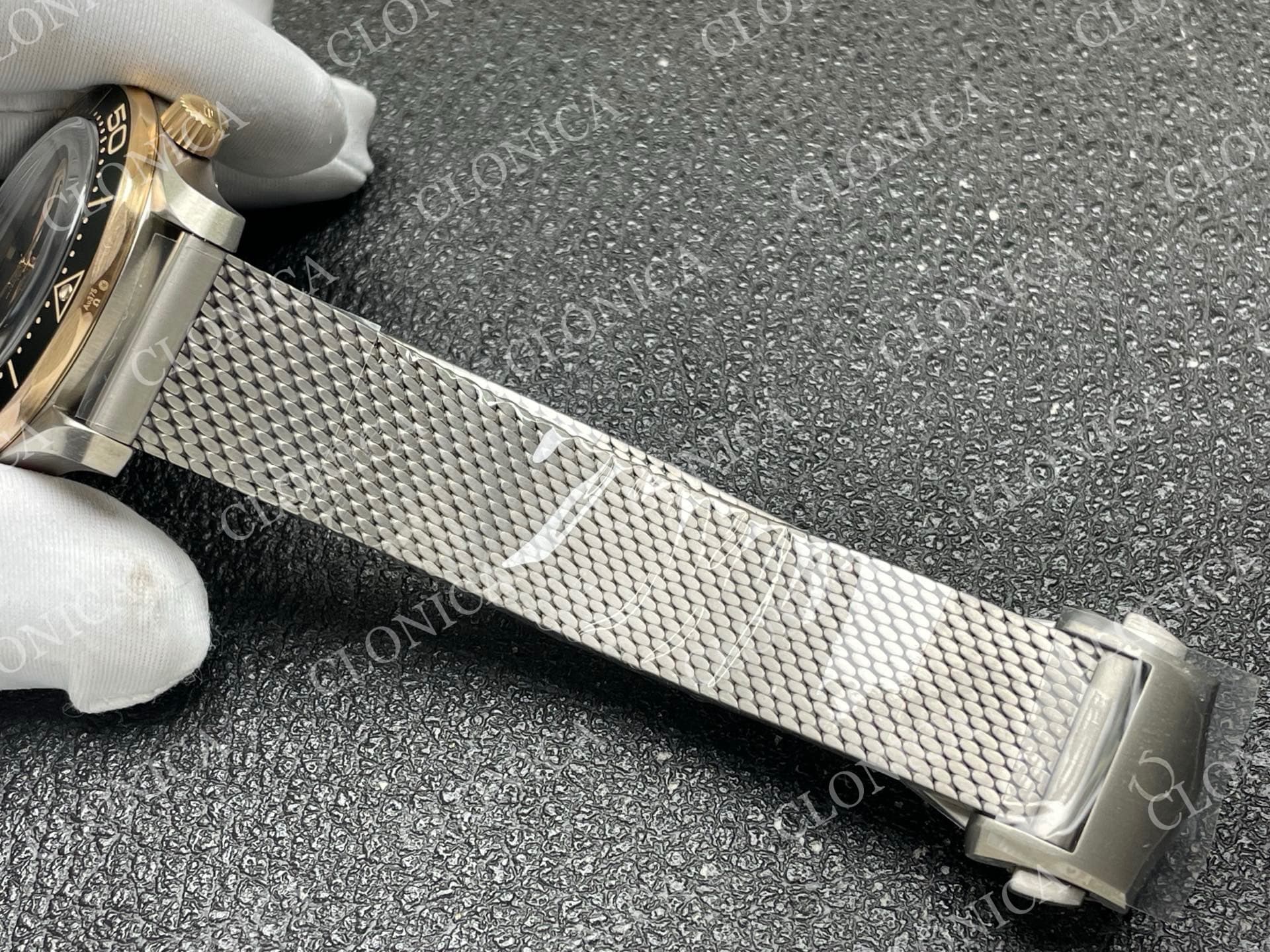 SEAMASTER 300M DIVER TITANIUM/BRONZE GOLD 1:1 GREEN DIAL ON TITANIUM MESH BRACELET — view 5