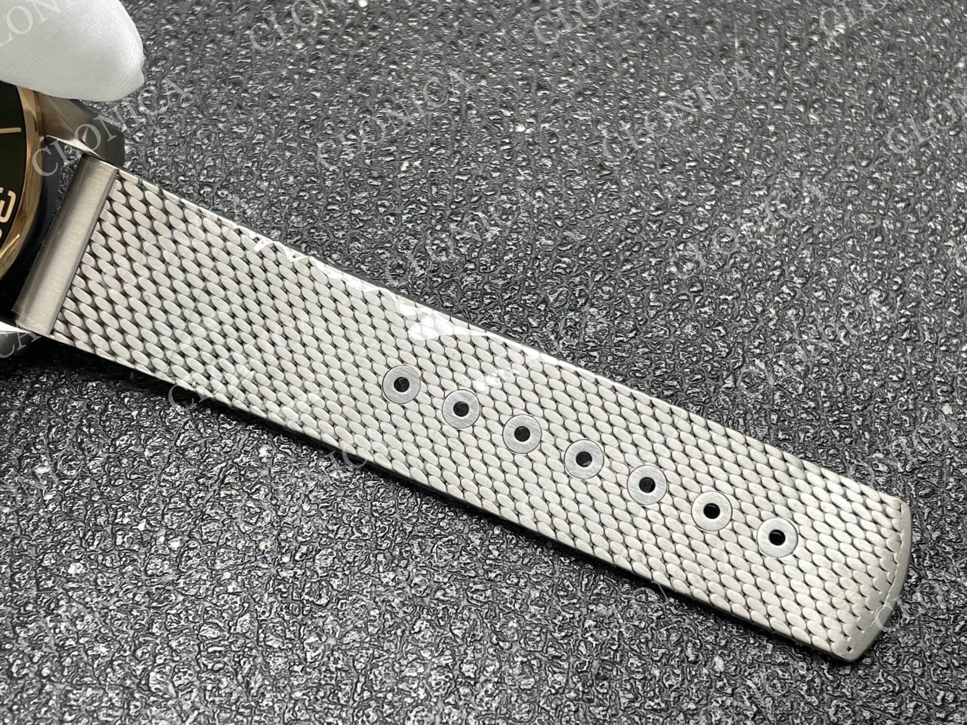 SEAMASTER 300M DIVER TITANIUM/BRONZE GOLD 1:1 GREEN DIAL ON TITANIUM MESH BRACELET — view 6