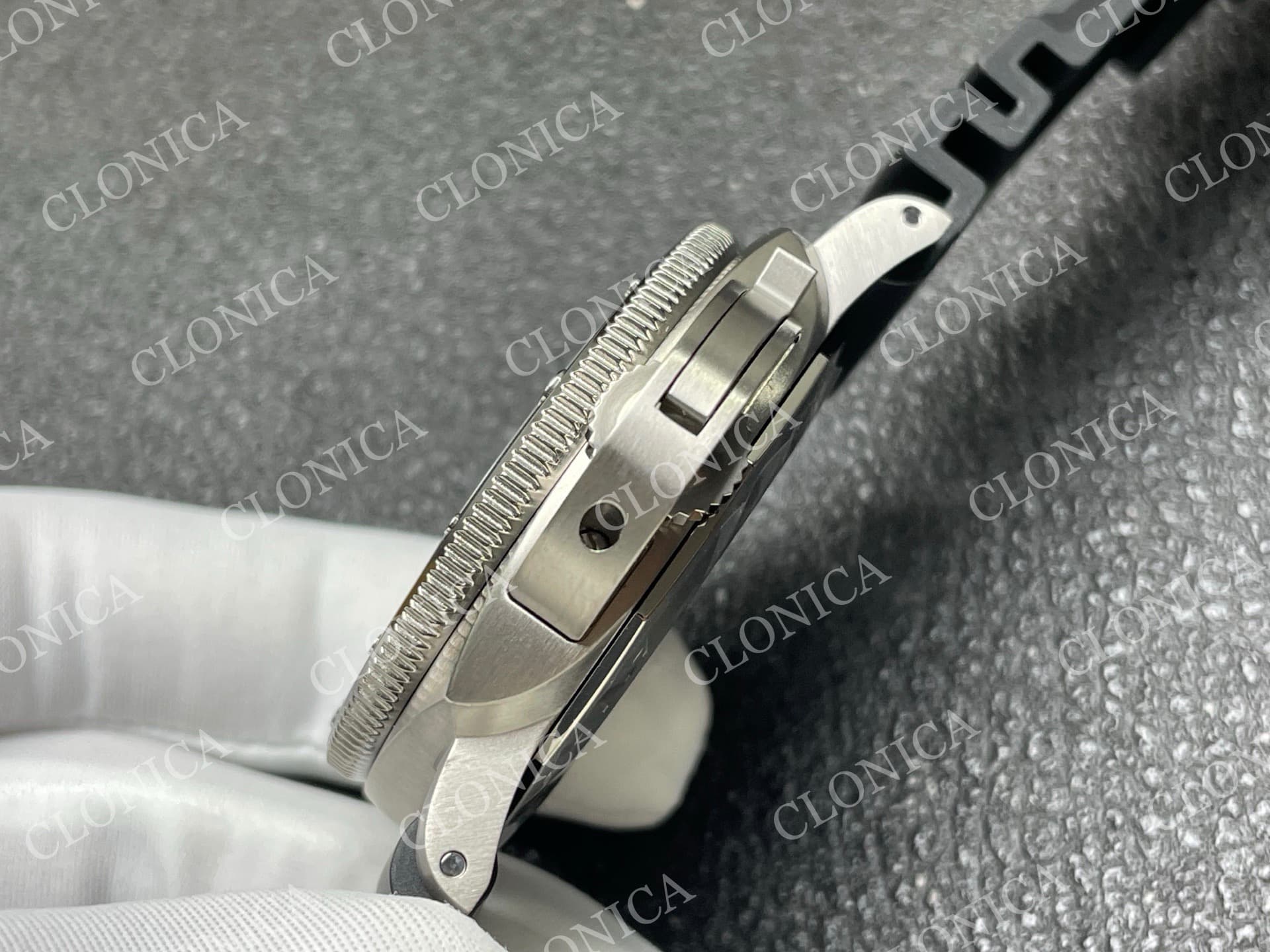 PAM1389 TITANIUM SUBMERSIBLE BLACK CERAMIC BEZEL BLACK DIAL ON BLACK RUBBER STRAP P.9010 CLONE — view 7