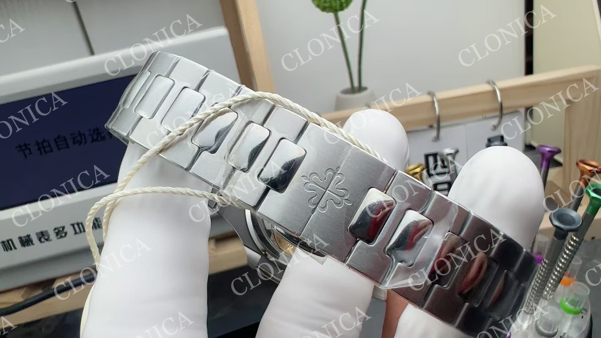 NAUTILUS 5712-1A SS BLUE DIAL ON SS BRACELET PPF240 — view 7