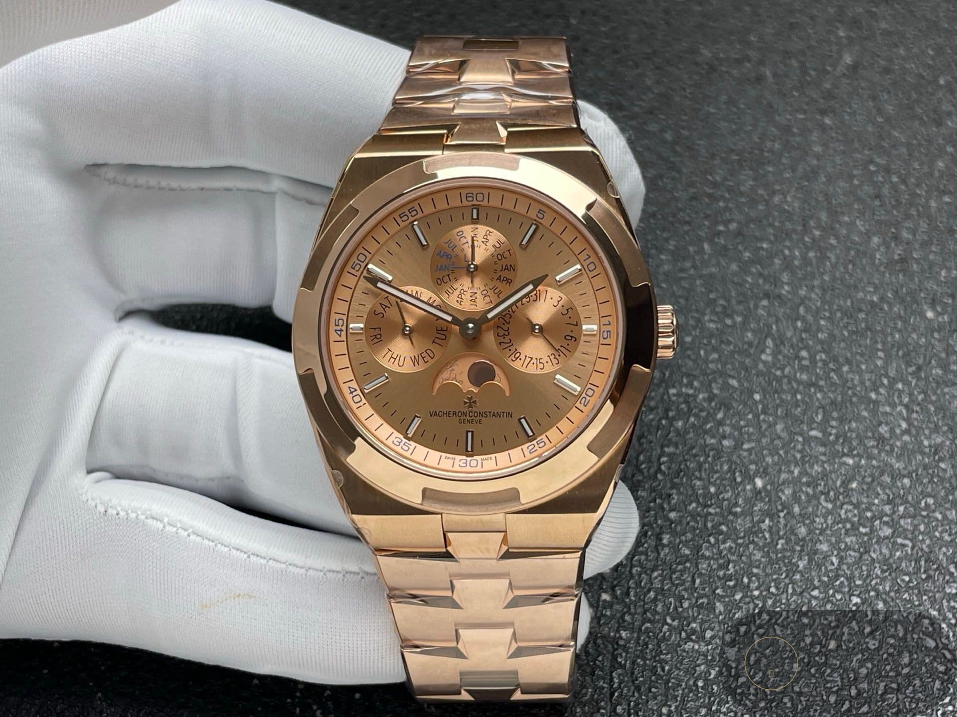 OVERSEAS PERPETUAL CALENDAR RG CHAMPAGNE DIAL — view 1